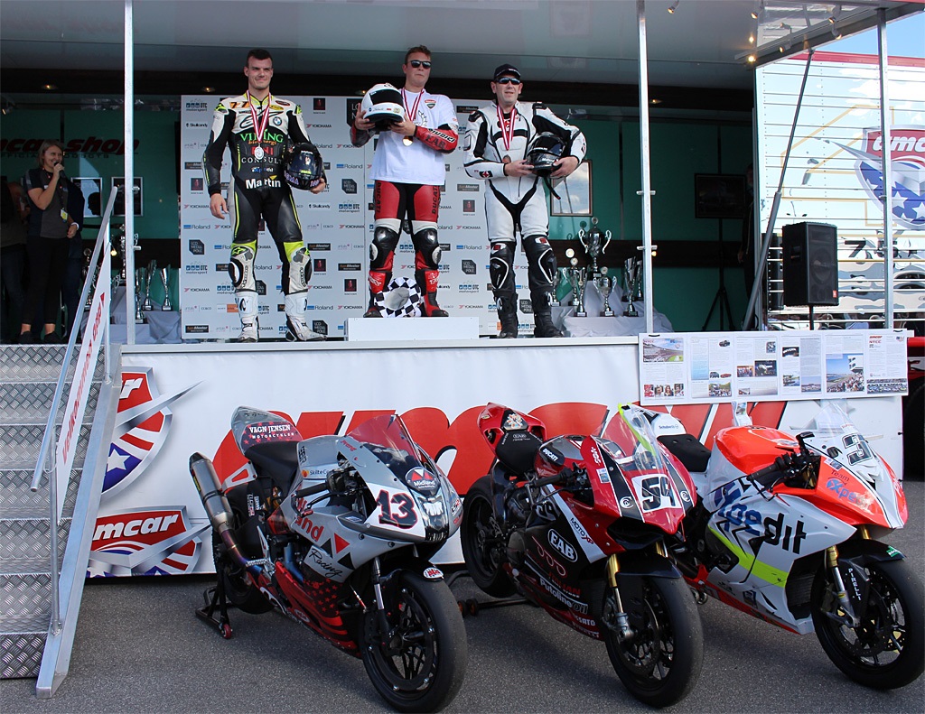 DM medaljerne er fordelt: Guld i Midten: Alex Schacht, Sølv til venstre: Simon Tirsgaard, Bronze til Højre: René Prang. Motorcyklerne med: nr. 13 EBR 1190 RX (René Prang) - nr. 59 Ducati 1198 (Alex Schacht) - nr. 37 BMV (Simon Tirsgaard)
(Foto: Erling Prang)